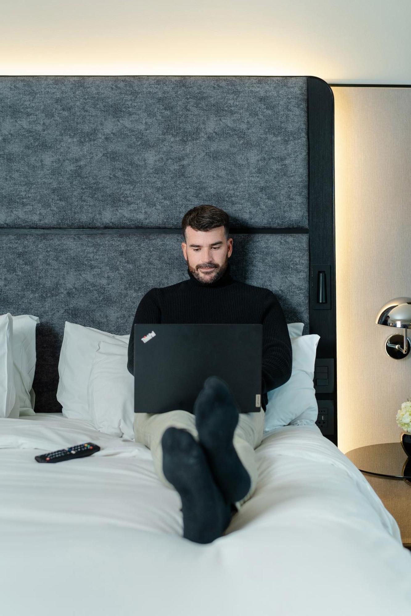 Pullman Santiago Vitacura Exterior foto A man working from home